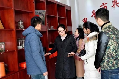 高新區組織青年干部到靳寨就業創業園企業觀摩學習