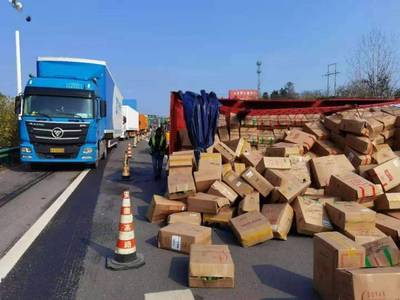 G42滬蓉高速六武段貨車側(cè)翻事故警示 道路貨物運(yùn)輸安全亟待加強(qiáng)